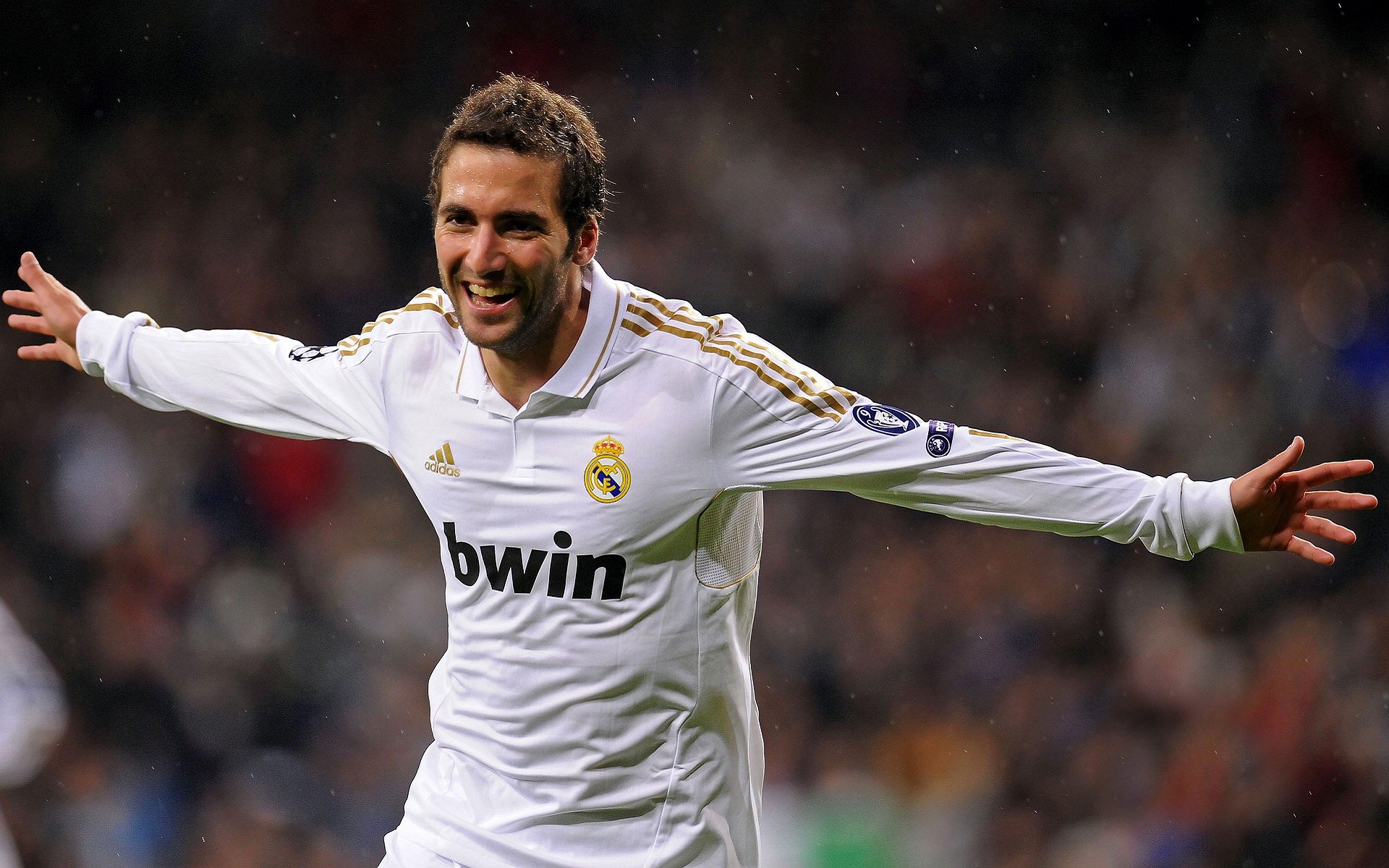 足球运动员多面性：体育、娱乐、公益三者结合，足球运动员对身体的要求